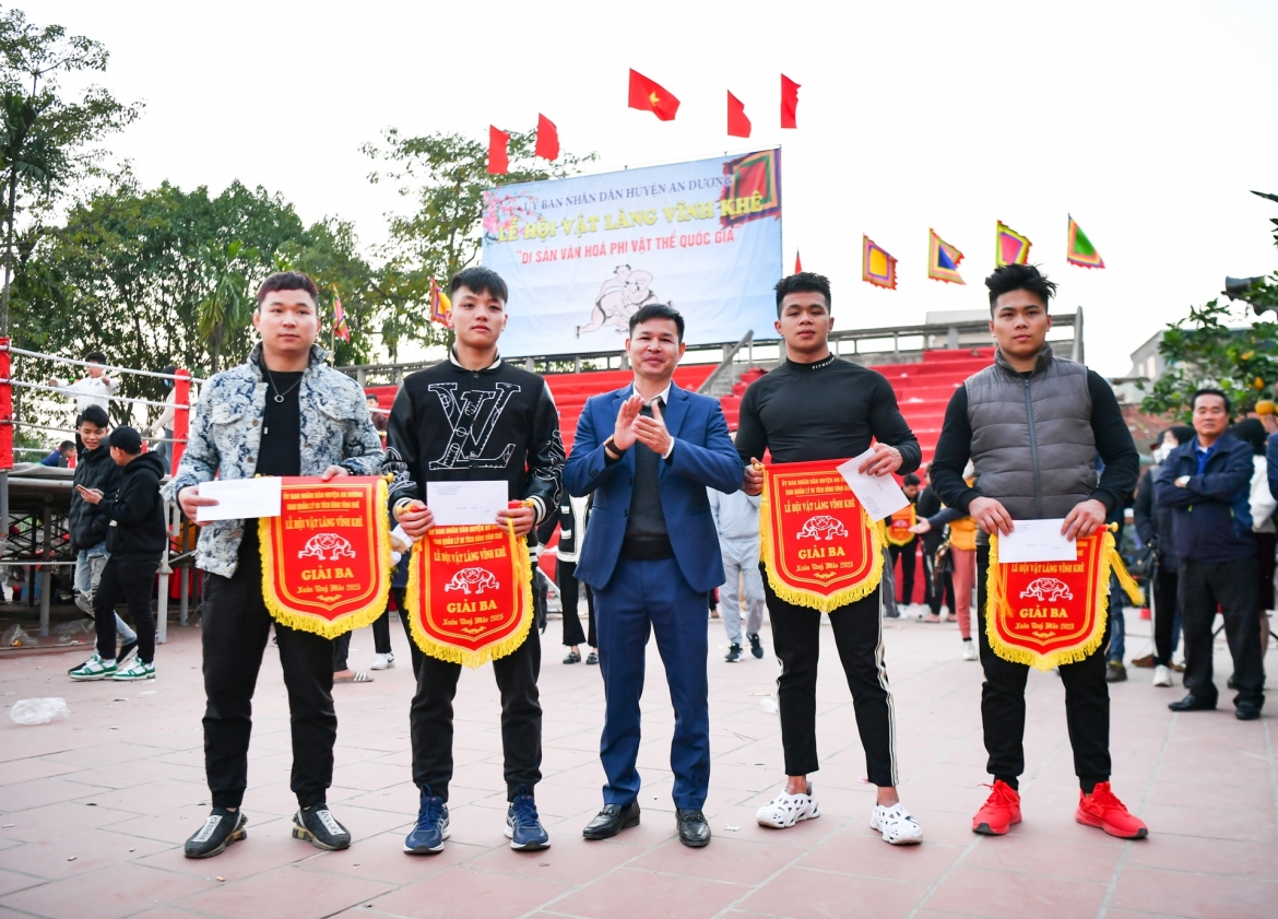 Các đô vật nhận giải của ban tổ chức./.