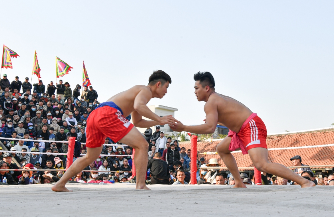 Một nét riêng nữa mà lễ hội này thu hút được các đô vật chuyên nghiệp từ khắp cả nước tham dự đó là giải thưởng cao.