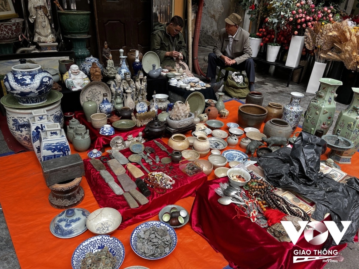 Chợ đồ cổ, đồ cũ họp cùng thời điểm với chợ hoa tết Hàng Lược.