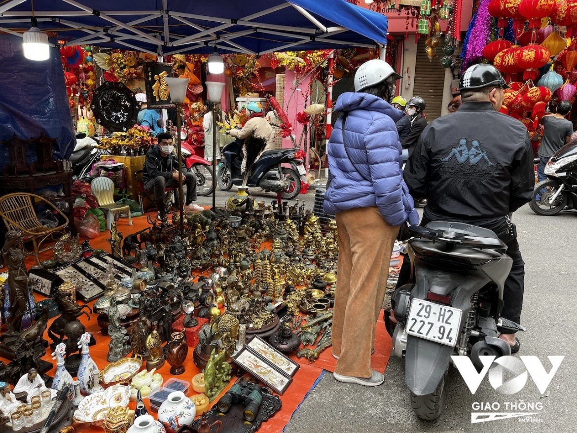 Có hàng chục quầy hàng được bày trong trung tâm chợ hoa, ở đó người ta bán những món đồ cũ, đồ cổ, thậm chí có những món đồ không thể dùng được mà chỉ mang tính kỷ niệm, như những món đồ gợi nhớ thời bao cấp.