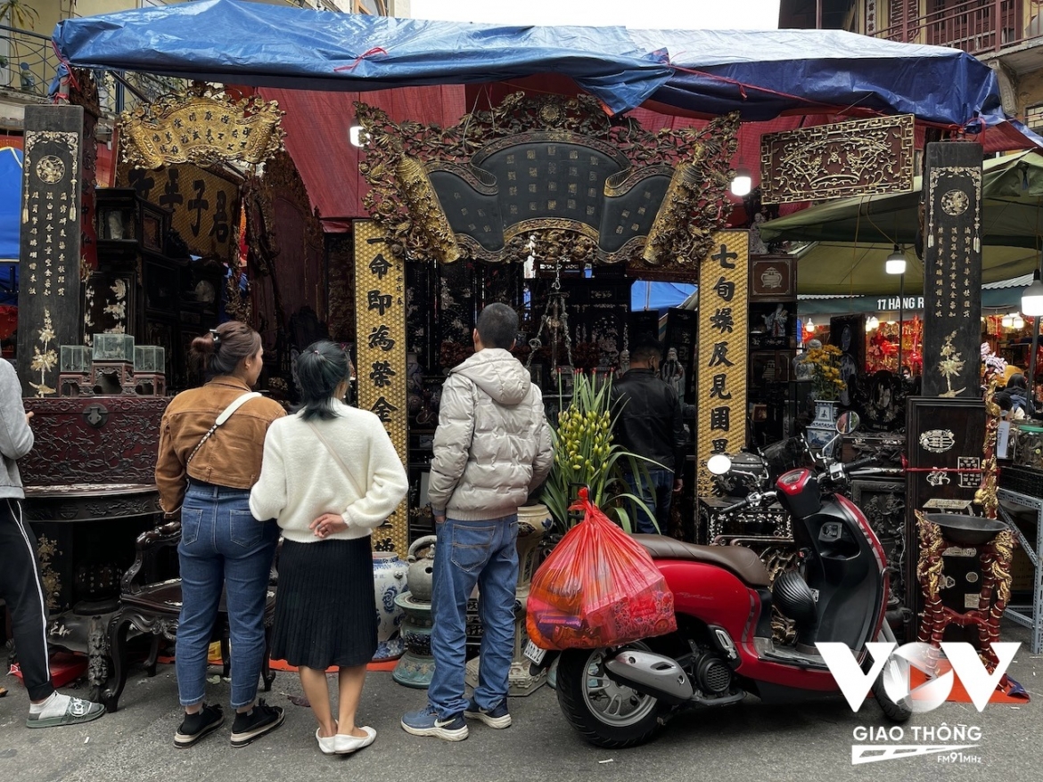 Một quầy hàng trang trí giống như một căn nhà cổ.