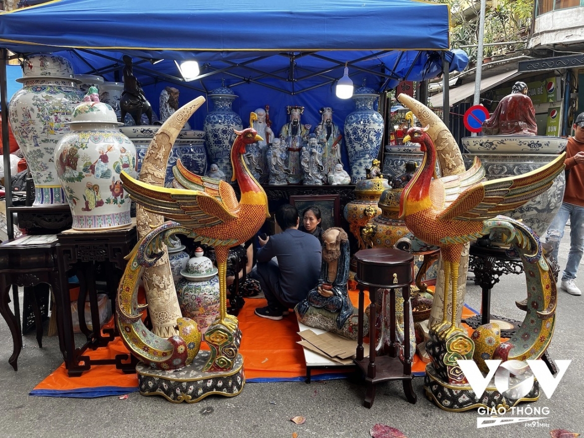 Từ những món như ấm, chén tới phù điêu, câu đối, tượng trang trí, bình, lọ gốm sứ...