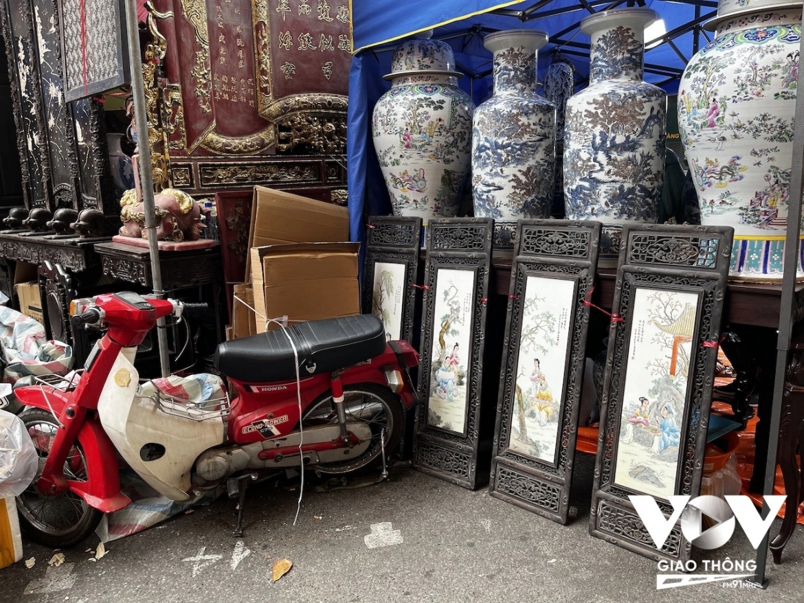 Một góc gian hàng bày bán những món đồ gắn bó với nhiều gia đình Hà Nội một thời.