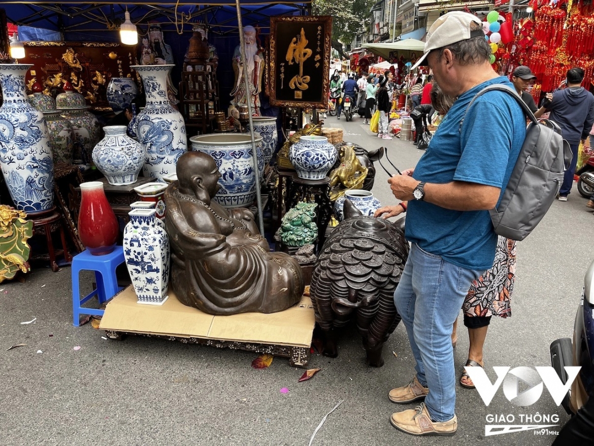 Khách ngắm gian hàng với những bức tượng đồng lớn...