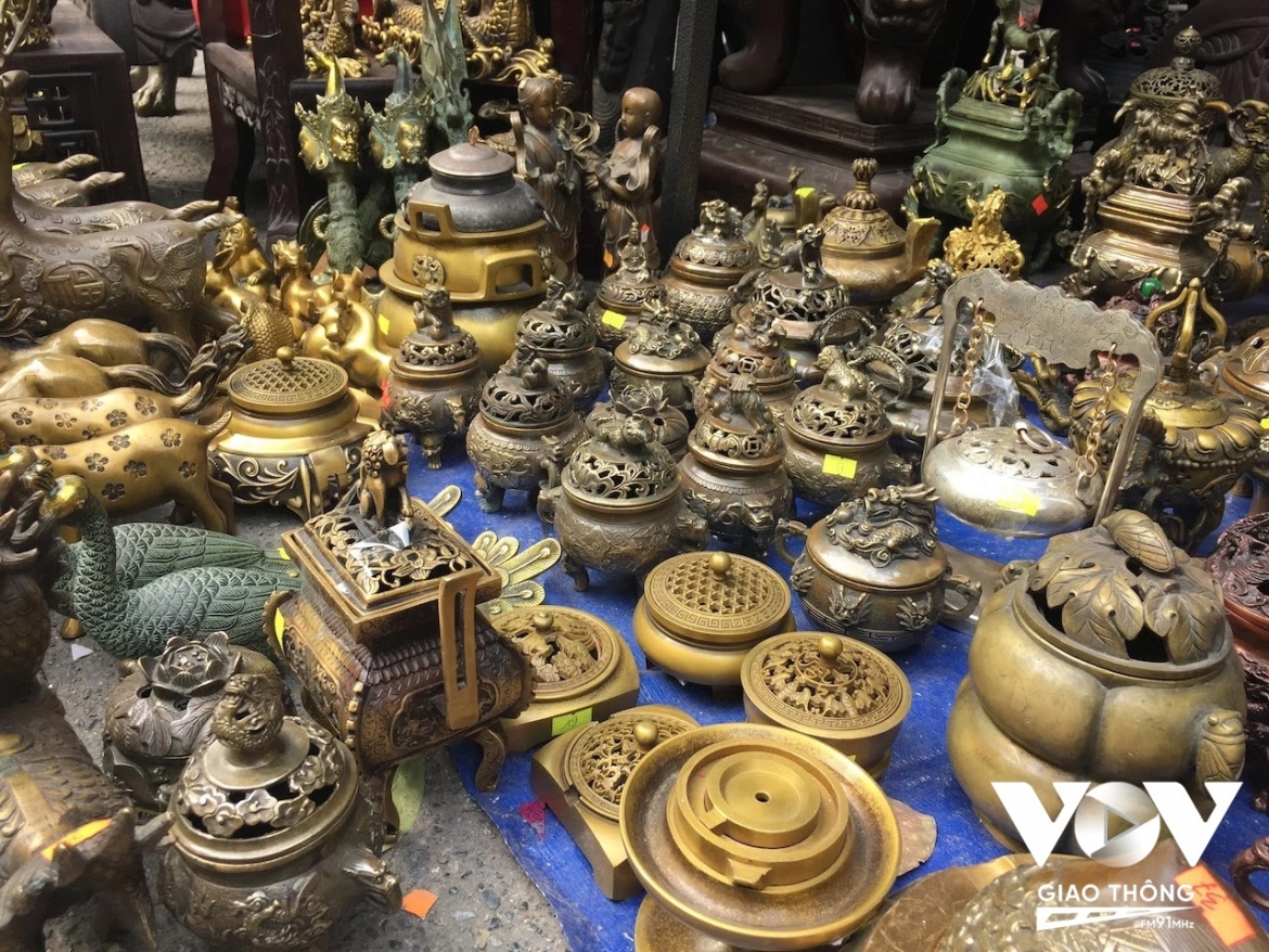 Đi chợ hoa, hay chợ đồ cổ, đồ cũ vào dịp tết là niềm vui và thói quen của nhiều người Hà Nội./.