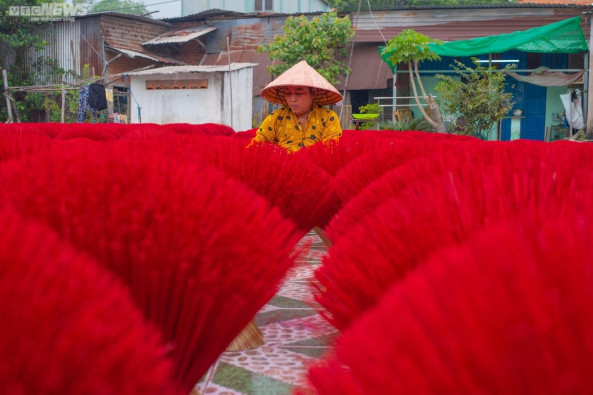 Le Minh Xuan incense-making village is one of the largest and oldest places of its kind in the southern region. Villagers are busy all year round as they make items to serve the country’s main festivals, such as Tet Nguyen Dan (Lunar New Year), Ram Thang Gieng (First Full Moon Festival), and Ram Thang Bay (Seventh Full Moon Festival).