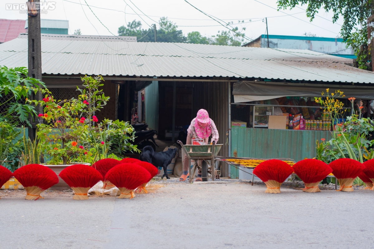 Families that produce small amounts usually make use of sunlight to dry their products.