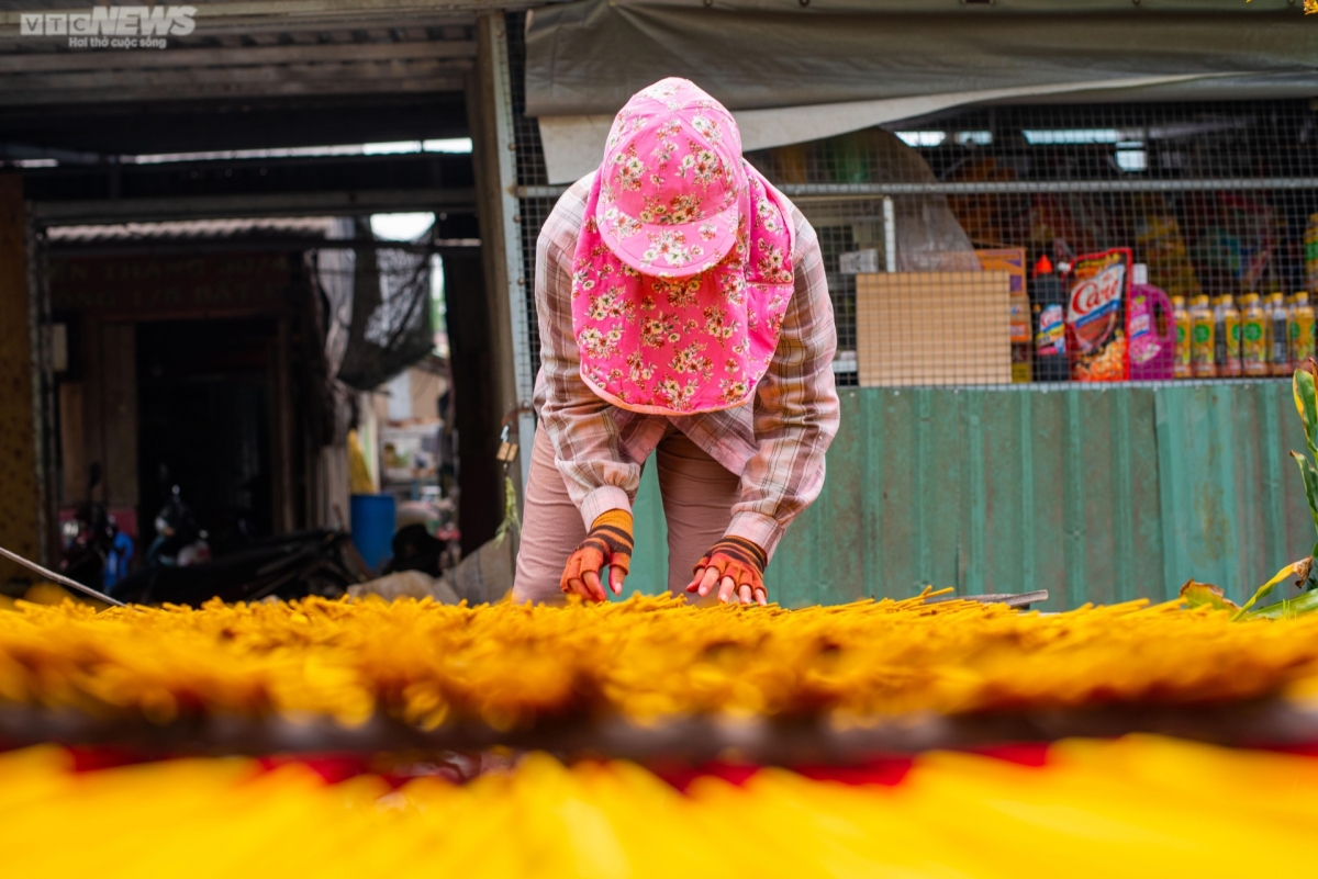 Coming to the village at this time of year, visitors can see racks of red and yellow incense stretching along local roads - a special characteristic of this incense-making village.