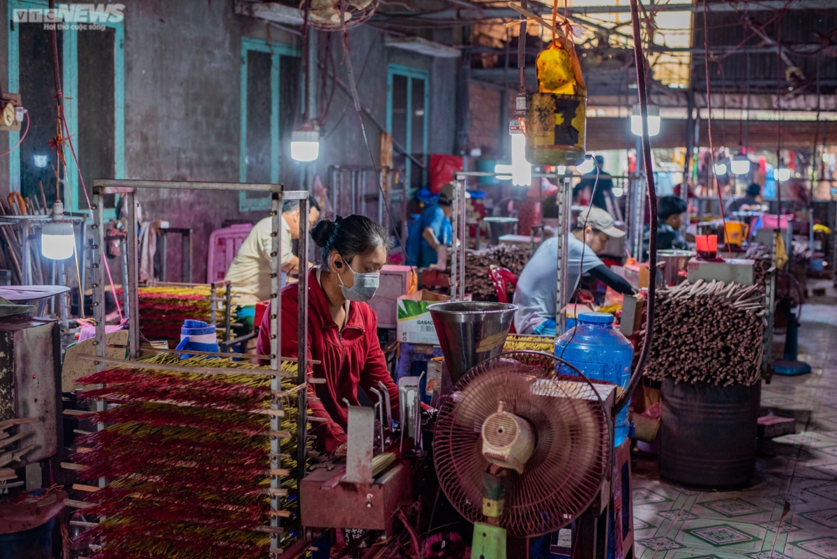 A workshop spanning a total area of 5,000 square metres is busy from morning till evening.