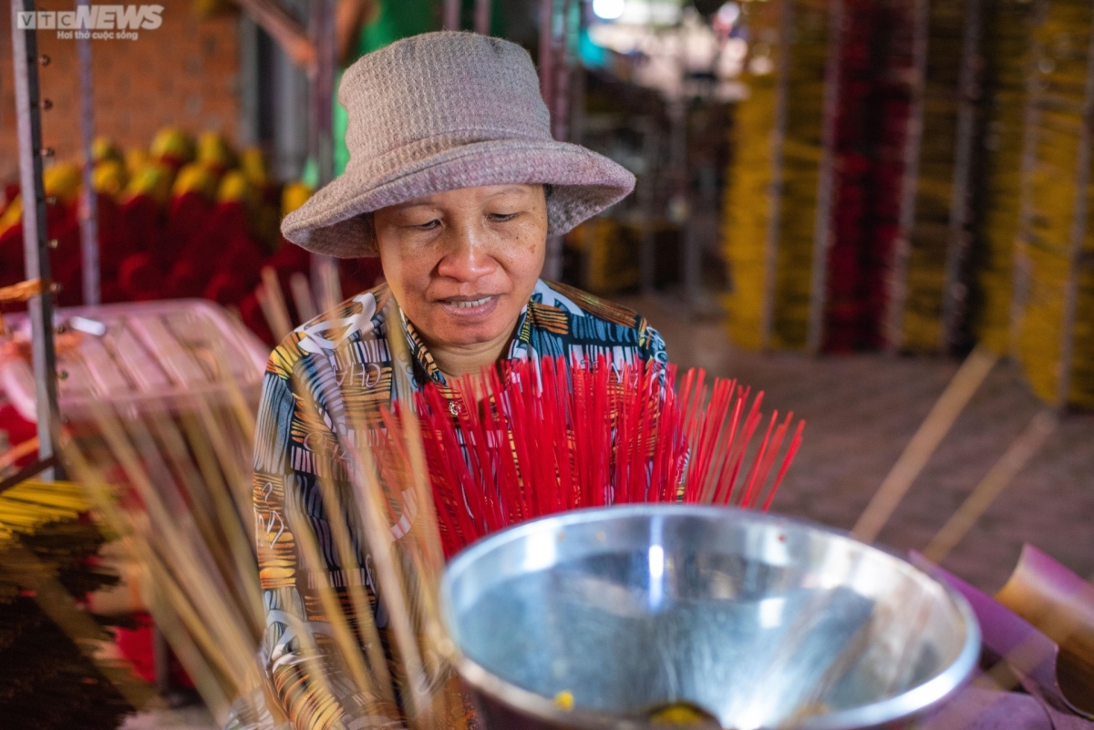 Around 2,500,000 to 3,000,000 incense sticks are produced each day, with every 1,000 sticks costing between VND25,000 and VND30,000.