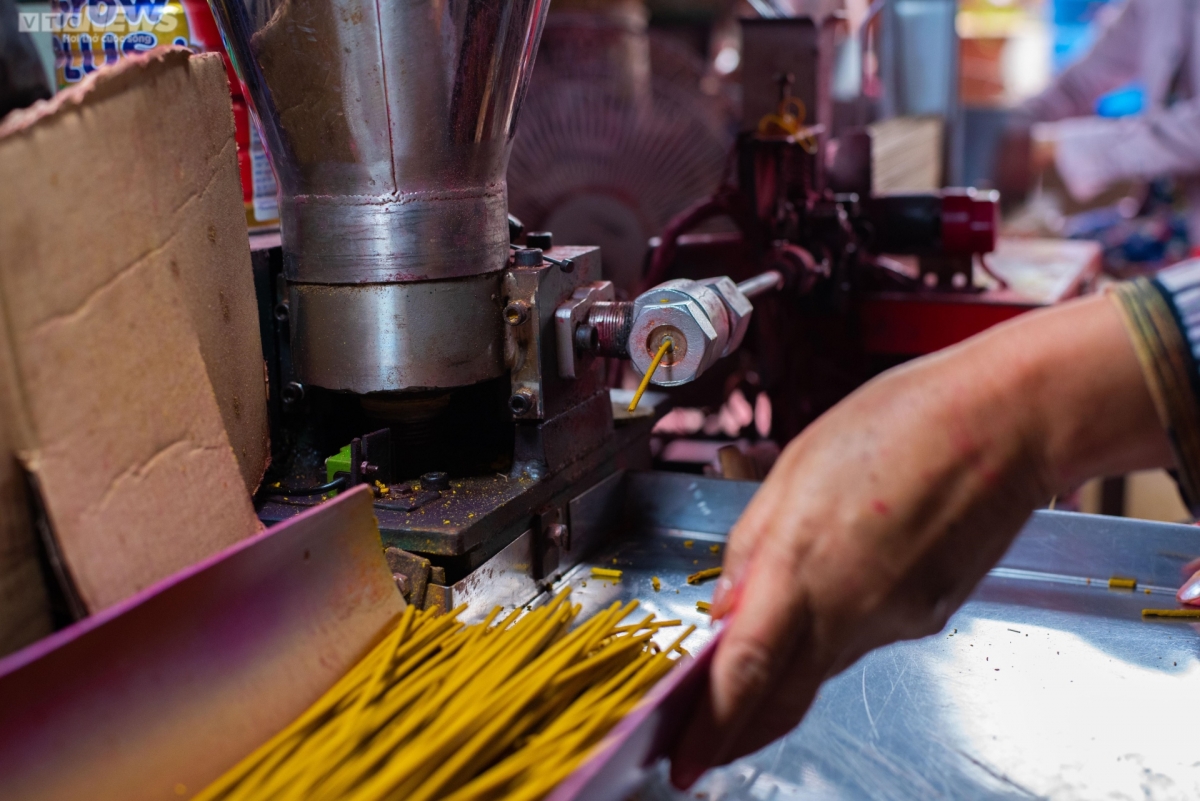 The craft has been modernised over recent times, with machines used to replace humans in some stages such as material mixing and drying.