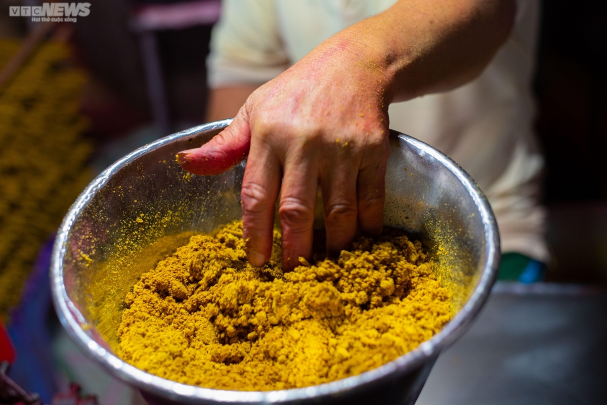 Incense powder is mainly made of sawdust of aquilaria crassna or naseberry. After mixing the powder, workers use litsea rotundifolia’s resin to glue the powder together.