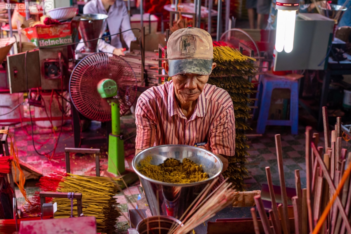 Each household has a unique method of mixing their materials as a way of creating an exclusive aroma.