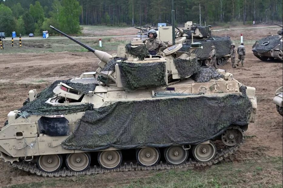 Xe chiến đấu bộ binh M2 Bradley của Mỹ đóng vai trò quan trọng trong việc tiến hành các cuộc tấn công. Ảnh: EPA