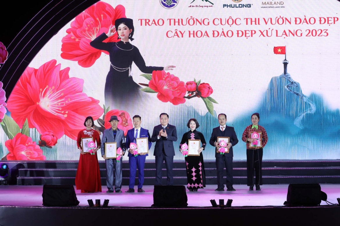 Chủ tịch UBND tỉnh Lạng Sơn Hồ Tiến Thiệu trao giải cho các vườn có những cây đào đẹp, độc đáo.