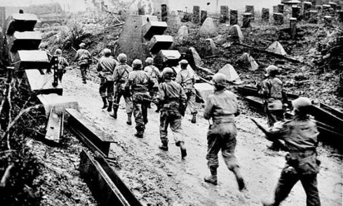 Quân Mỹ vượt qua tuyến phòng thủ Siegfried vào Đức năm 1945. Ảnh: Smithsonian Journeys.