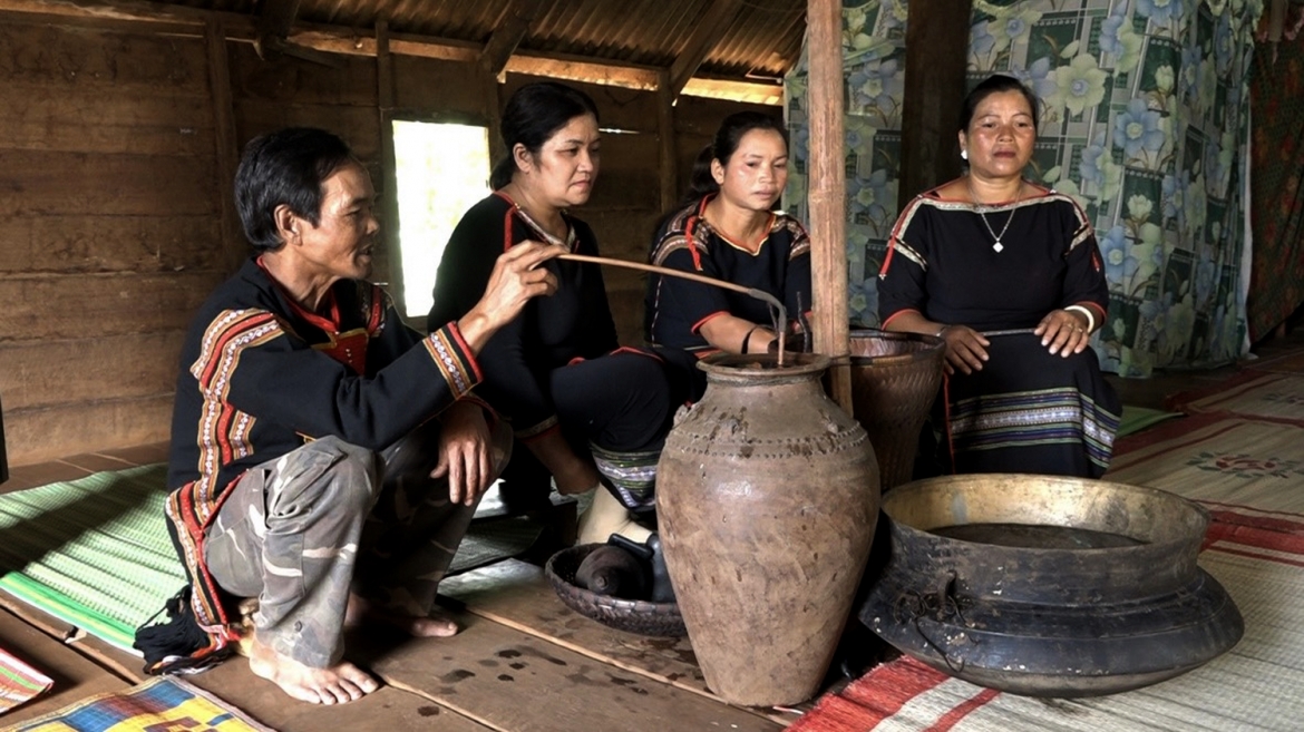 Lời nói vần có thể được diễn xướng khi quây quần bên ché rượu cần.