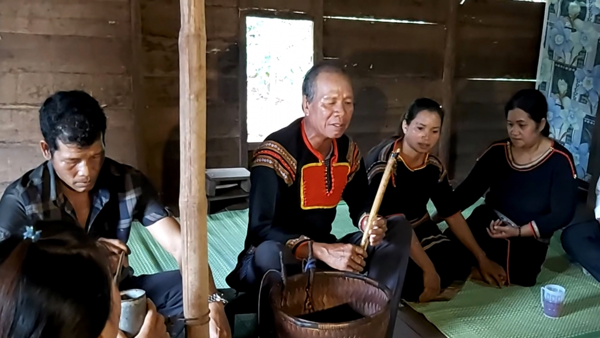 Nghệ nhân ưu tú Y Wang H Wing (thứ 2 từ trái qua) vừa thổi tiêu vừa hát kứt.