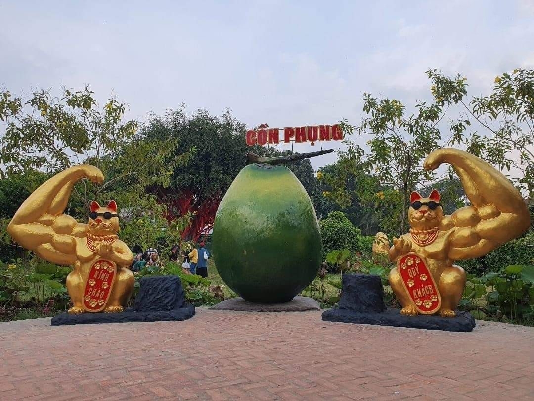 Ứng cử viên nổi bật đình đám những ngày qua có lẽ là cặp mèo lực sĩ đến từ Bến Tre. Cặp mèo cao khoảng 1,8m, mỗi con có một cánh tay to lớn đưa cao, được nhận xét là "tập tạ quá đà", tay còn lại làm động tác thả tim. Nhiều người gọi và đặt tên cho cặp mèo này là "mèo tập tạ Bến Tre". (Ảnh: Yêu Bến Tre)