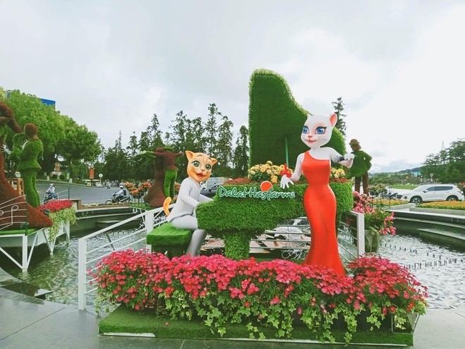 Mèo Đà Lạt Quý trong hình dáng quý cô sang chảnh cùng quý ông lịch lãm. (Ảnh: Thúy Hà)