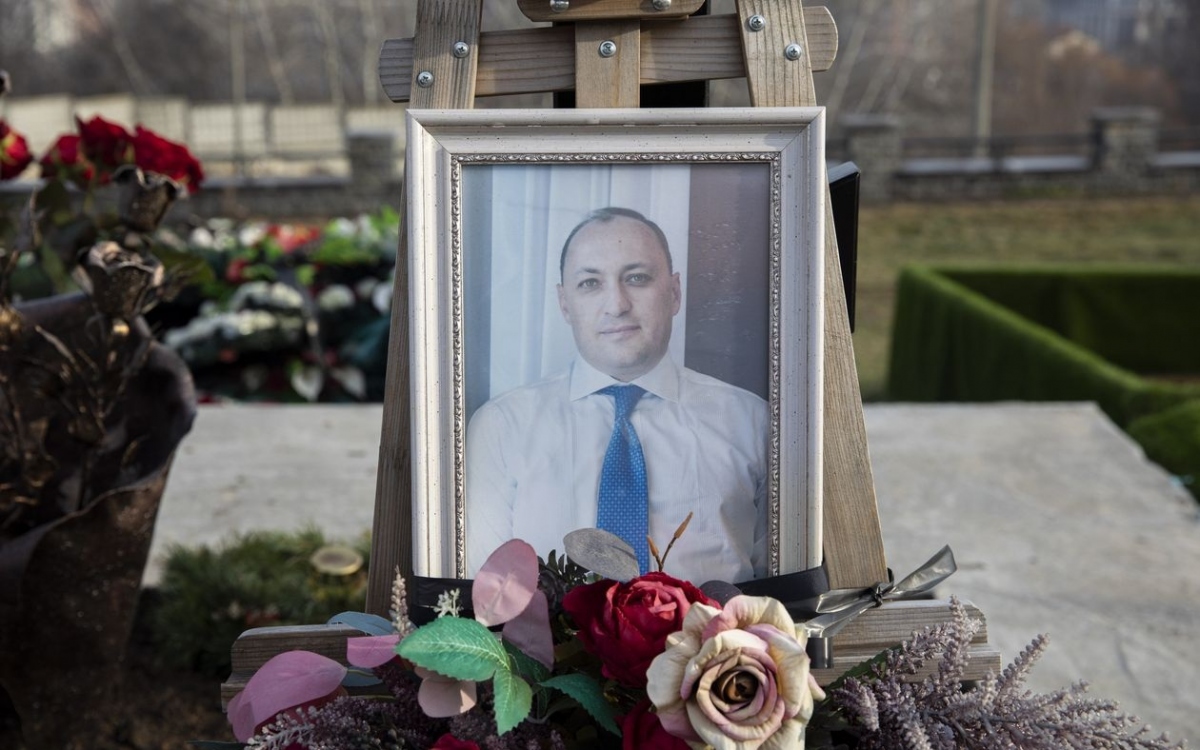 Di ảnh trên mộ điệp viên Denis Kireev của tình báo quốc phòng Ukraine. Ảnh: Joseph Sywenkyj.