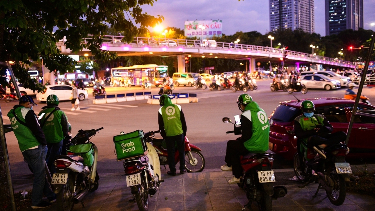 Nhiều tài xế vẫn hàng ngày bám trụ trên từng con đường, ngõ phố với hy vọng kiếm thêm thu nhập duy trì cuộc sống và cả mong muốn một cái Tết ấm áp, đầy đủ hơn cho gia đình - Ảnh minh họa: Zingnews