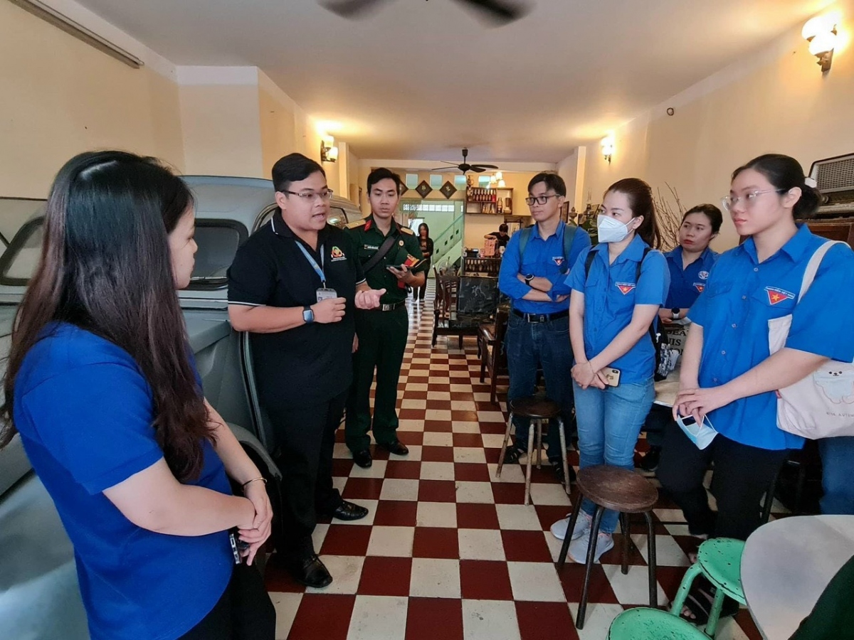 Nhiều bạn trẻ thăm di tích Kho vũ khí bí mật ở đường Nguyễn Đình Chiểu, quận 3 (ảnh: Tư liệu nhân vật)