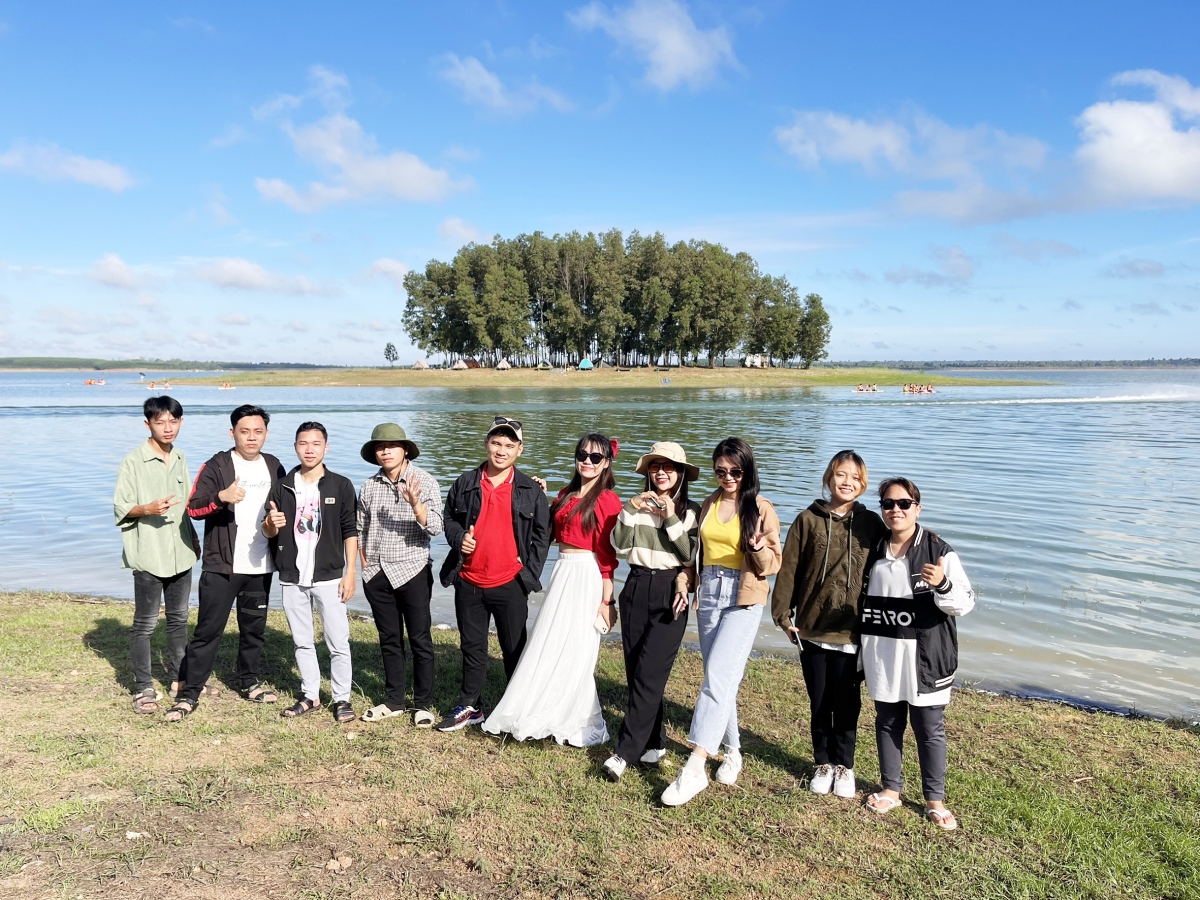 Tết năm nay, Ngô Thanh Sơn (thứ 5, từ trái sang) lên kế hoạch vui Tết ở nơi xa cùng bạn bè - Ảnh: NVCC