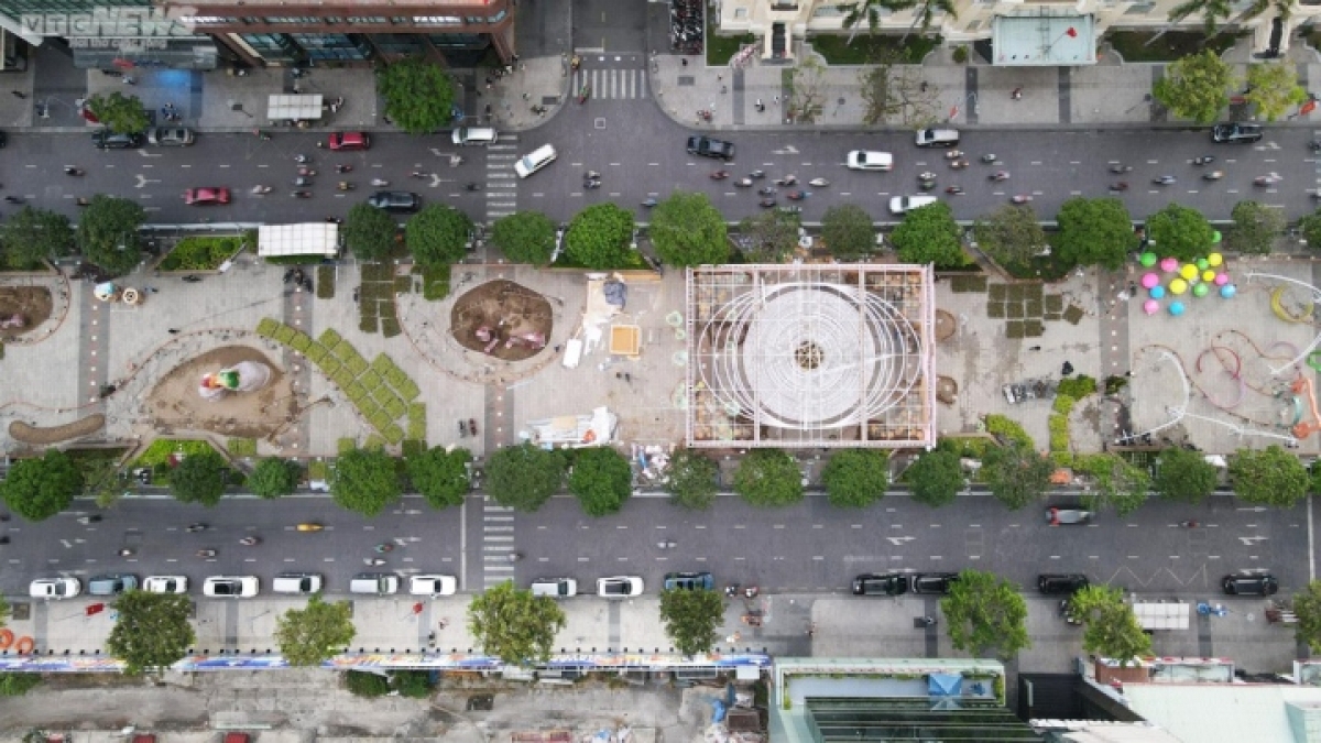 The 600-metre flower street stretches from Ton Duc Thang street to Le Loi street, showcasing an optimistic spirit and belief in a bright future.