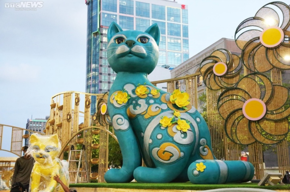 The zodiac animal of the flower street is the cat in order to celebrate the Year of the Cat.