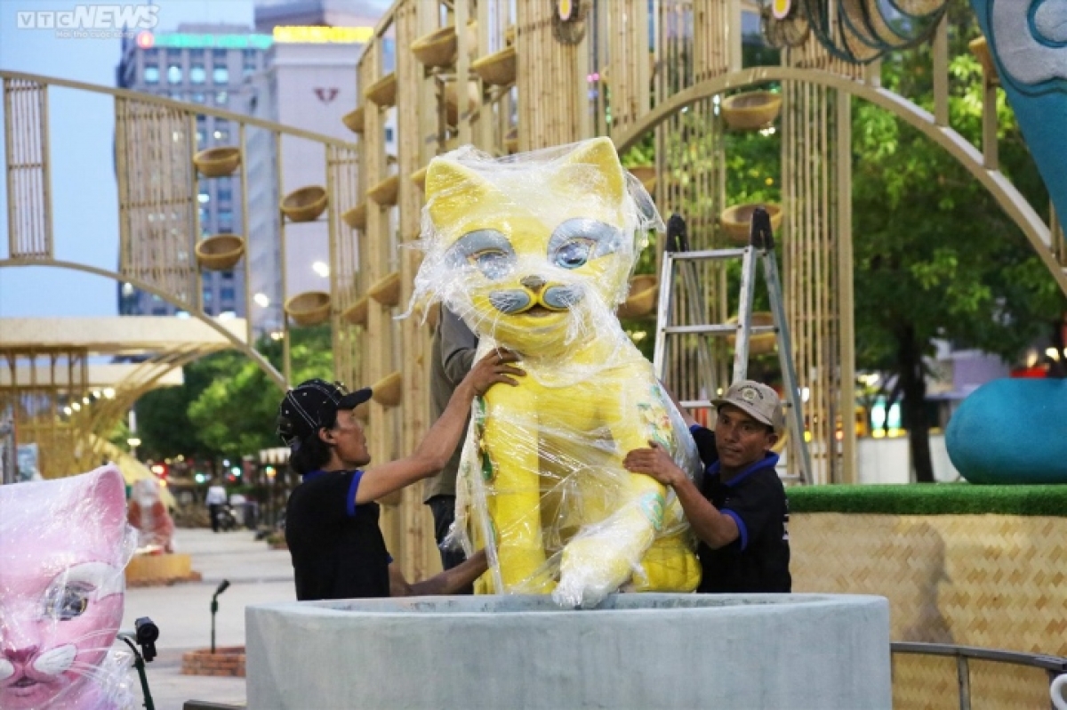 A cat-shaped statue is located at Nguyen Hue Flower street in District 1 of Ho Chi Minh City.