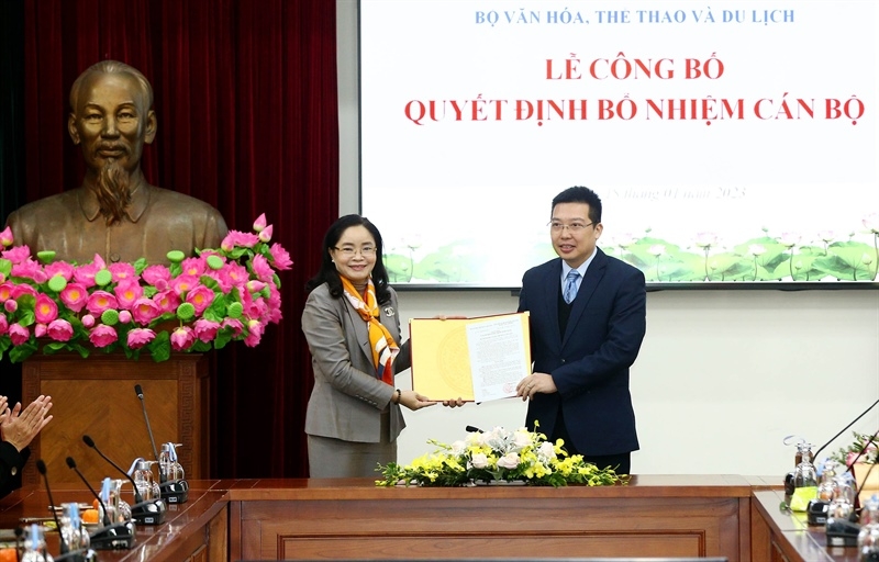 Thứ trưởng Trịnh Thị Thủy trao quyết định cho ông Nguyễn Anh Vũ. (Ảnh: TTXVN)