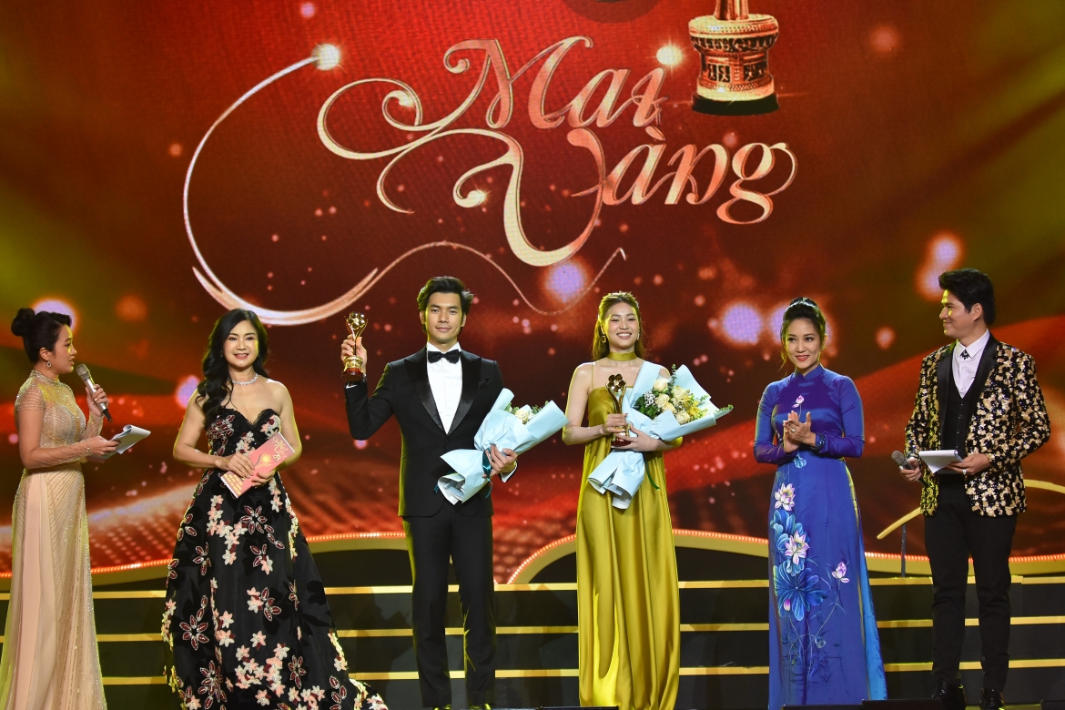 Diễn viên Nhan Phúc Vinh và Ninh Dương Lan Ngọc nhận giải hạng mục "Nam và nữ diễn viên điện ảnh truyền hình được yêu thích nhất