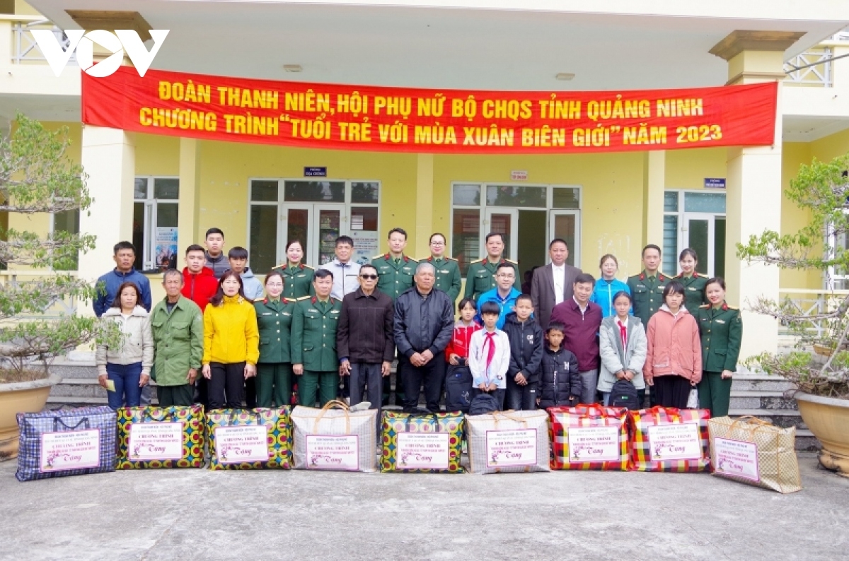 Các gia đình chính sách, hộ khó khăn vùng đồng bào dân tộc thiểu số, khu vực biên giới được chăm lo, tặng quà dịp Tết Nguyên đán 2023.