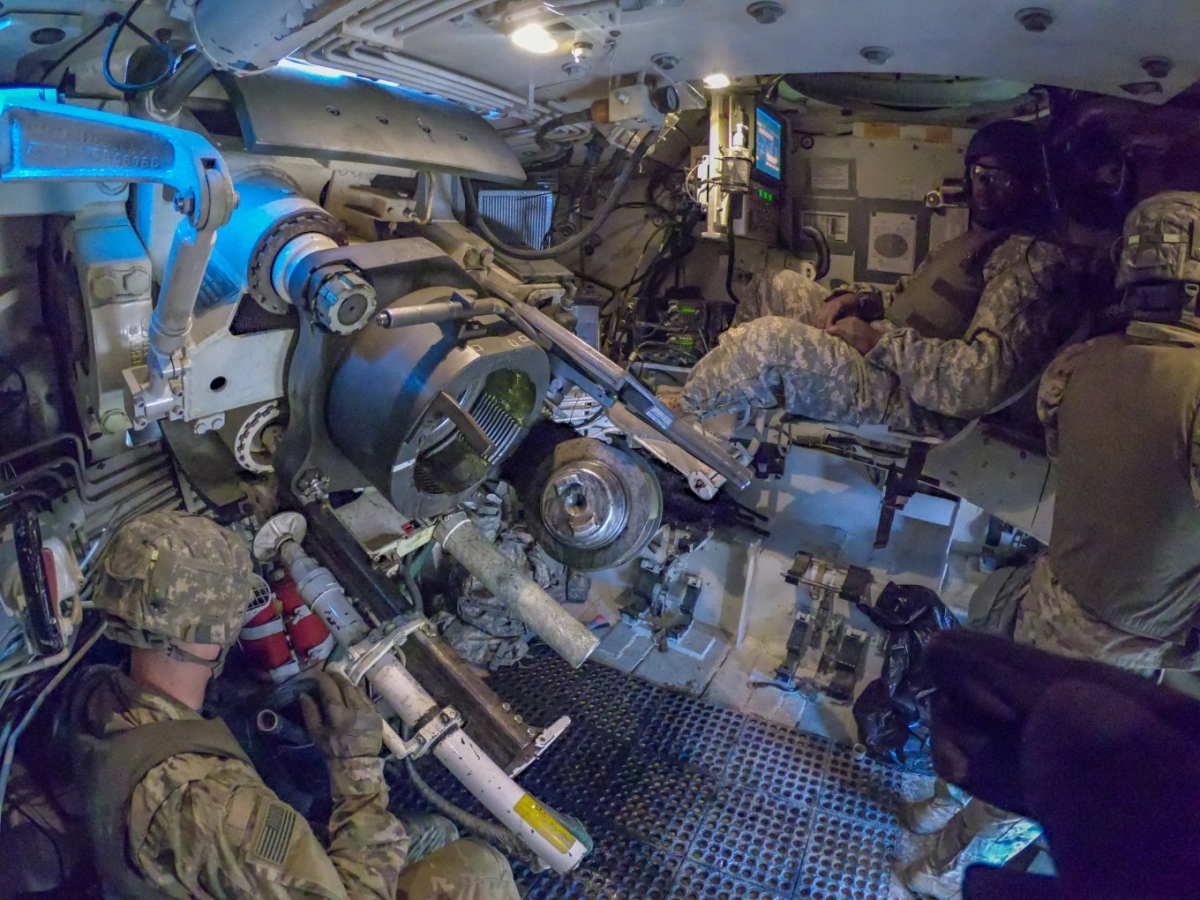 Sự khác biệt chính giữa M109A6 Paladin ra đời vào những năm 1990 và các phiên bản trước đó là sự nâng cấp về lớp giáp, cải tiến về động cơ và khung gầm, số lượng đạn dược cũng được gia tăng. Nguồn: Defense Express