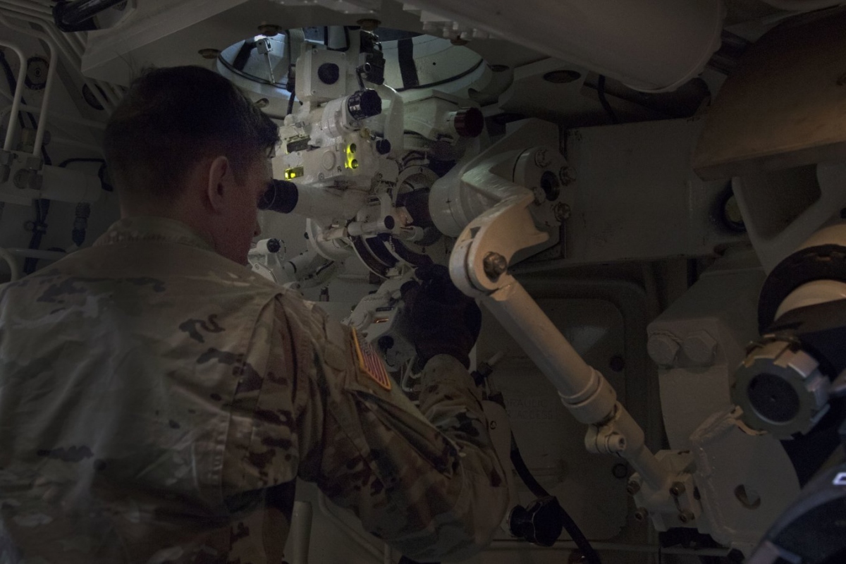 M109A6 có thể hoạt động độc lập, trong quá trình di chuyển nó có thể nhận lệnh bắn, dữ liệu máy tính thông tin về mục tiêu, tính toán phần tử bắn lẫn di chuyển, thiết lập trận địa. Nguồn: Defense Express