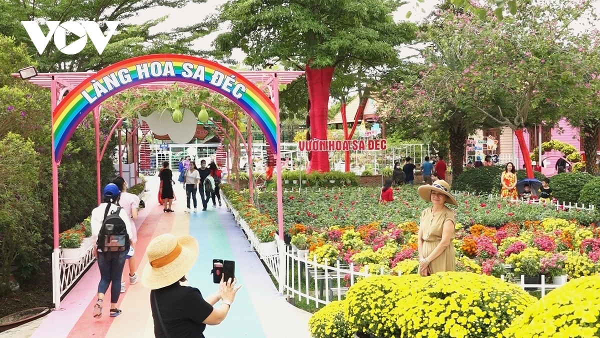 People tend to flock to the village to purchase flowers and to take scenic photos.