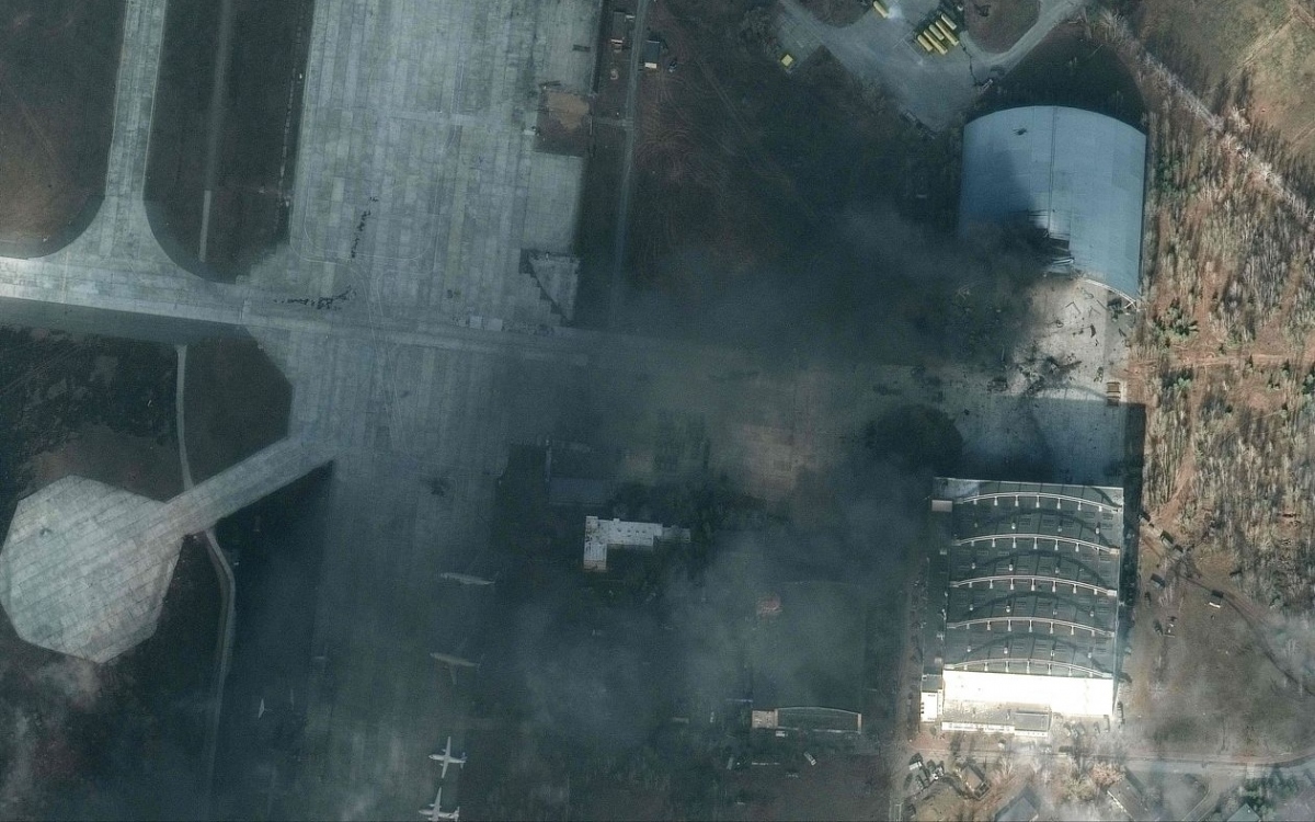 Sân bay Antonov (Ukraine) bị hư hại nặng do không kích và giao tranh. Ảnh chụp từ vệ tinh vào ngày 27/2/2022. Nguồn: Maxar.