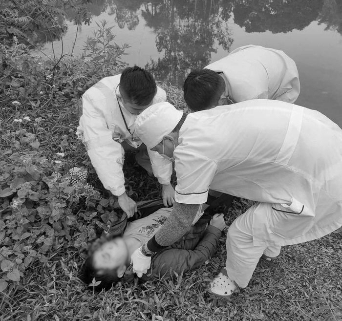 Sơ cứu nam thanh niên nhảy cầu tự vẫn.