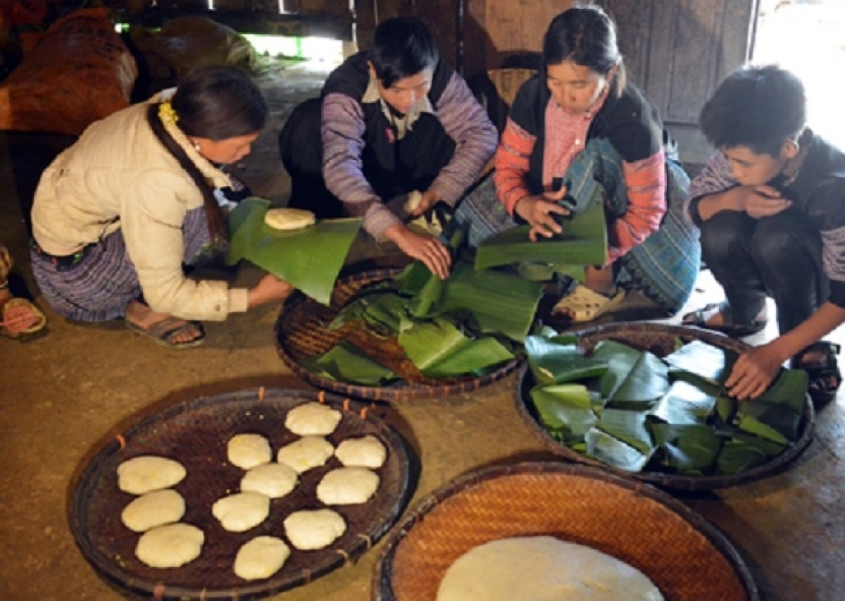 Bánh dày ngày tết của đồng bào Mông (Sưu tầm)