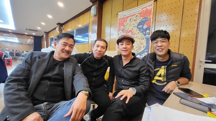 Nghệ sĩ Thanh Dương chụp ảnh vui vẻ cùng nghệ sĩ Quang Thắng, Duy Nam và Trung Ruồi trong một buổi tập của Táo quân 2023.