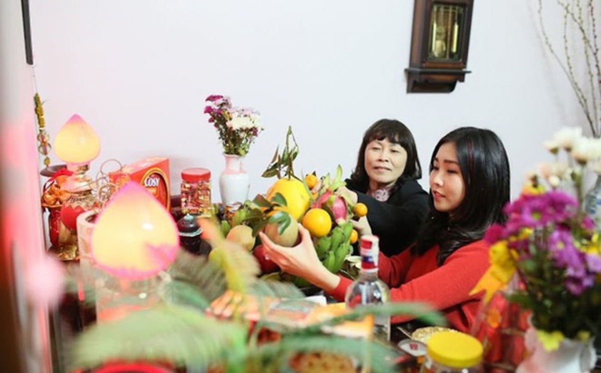 Các bạn trẻ cùng chuẩn bị Tết cổ truyền bắt đầu từ việc dọn dẹp nhà cửa, bày biện ban thờ...