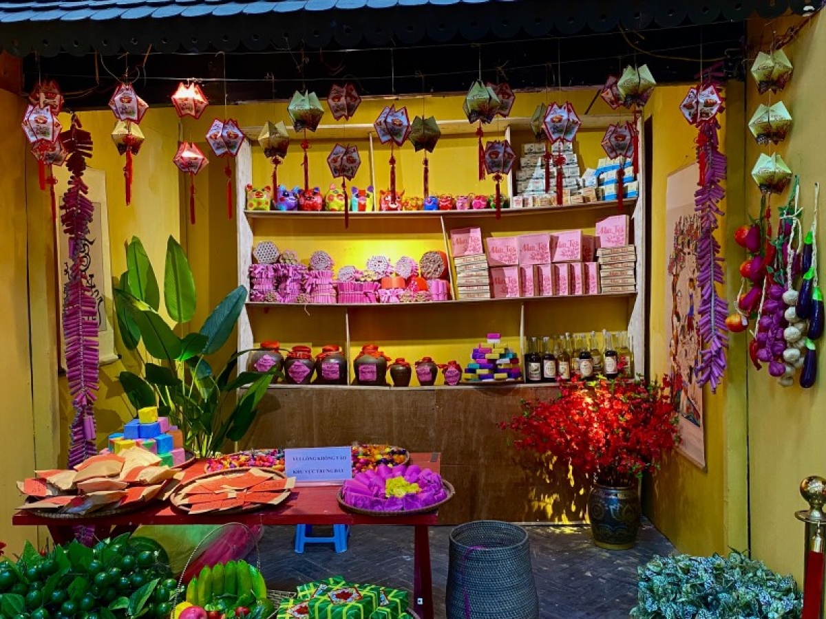 Featuring many vivid images, the cultural space brings visitors back to a bygone era, with colourful memories of small lanterns, flowers, hand-made decorative paper, and old newspapers. All of these remind people about the simple, cozy, and playful nature of Tet.