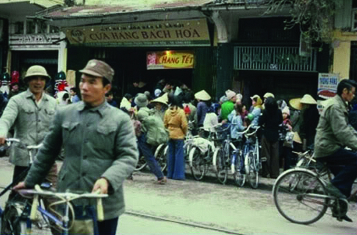 Một điểm bán hàng Tết năm 1973 tại Hà Nội. Ảnh KT