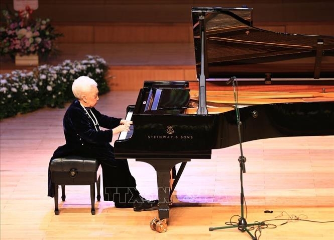 Nghệ sỹ Nhân dân Thái Thị Liên trình diễn Piano trong đêm nhạc “Trăm mùa thu vàng” vinh danh Bà tròn 100 tuổi (Hà Nội, 23/11/2017). Ảnh tư liệu: TTXVN