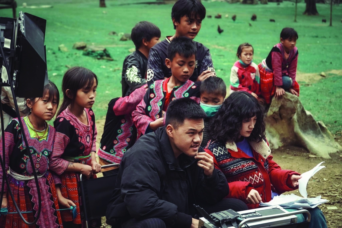 Thành Đạt cùng các em nhỏ H'Mông.