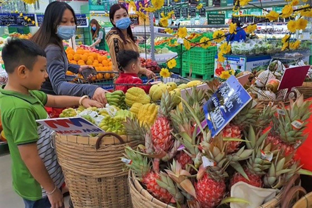 Các gia đình mua thực phẩm chuẩn bị cho Tết