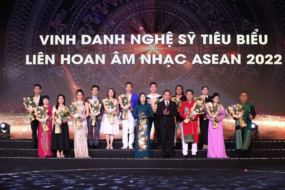 Vinh danh nghệ sỹ tiêu biểu Liên hoan âm nhạc Asean 2022.