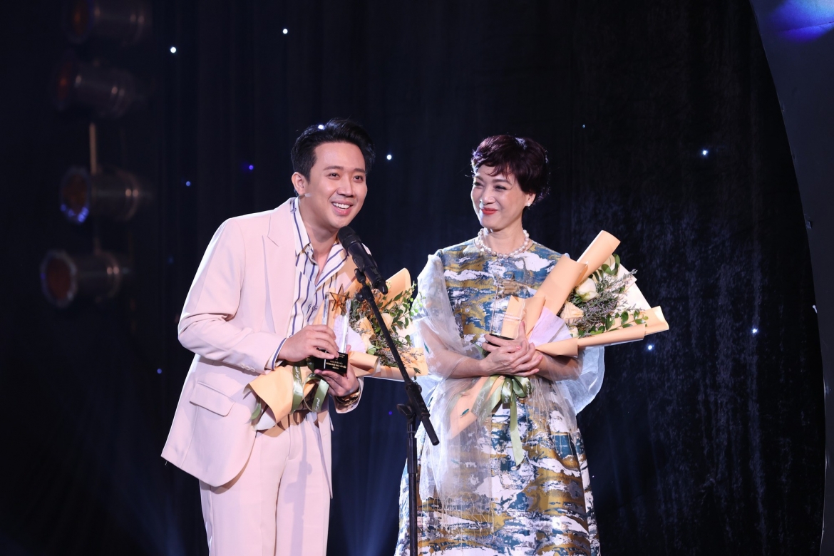 NSND Lê Khanh và Trấn Thành nhận danh hiệu Diễn viên điện ảnh nổi bật.
