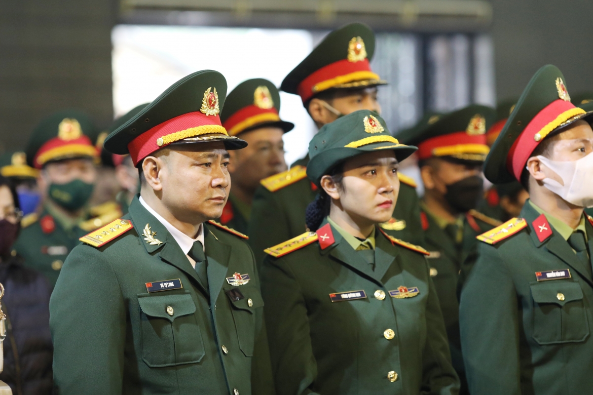 NSND Tự Long - Phó Giám đốc Nhà hát Chèo Quân đội cùng các đồng nghiệp tiễn biệt NSND Doãn Hoàng Giang